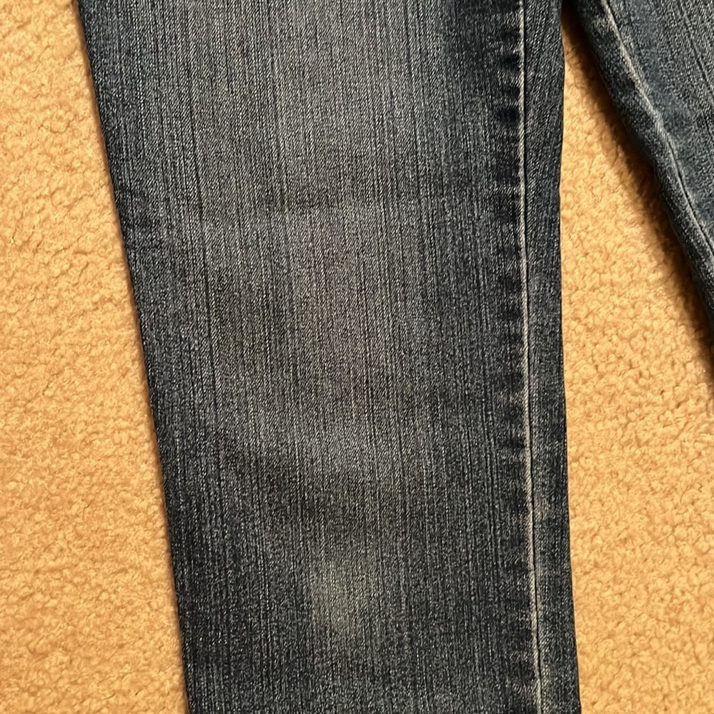 Gloria Vanderbilt dark blue slightly distressed blue jeans Size 8 - Picture 2 of 5